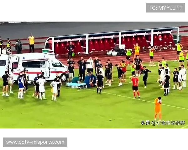 联盟针对赛场安全事件快速响应,工作人员移除异物恢复比赛 联盟针对赛场安全事件快速响应,工作人员移除异物恢复比赛