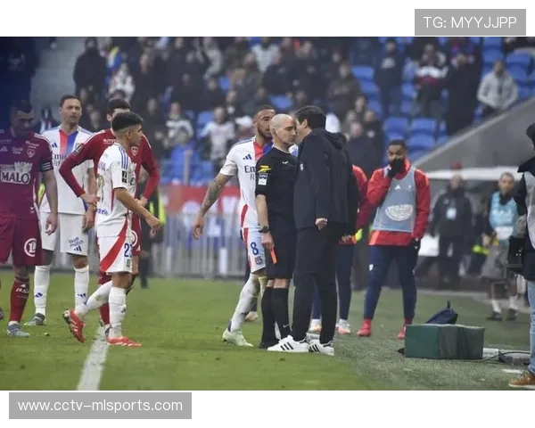 里昂本赛季已拿5张红牌,纪律问题成球队隐患 里昂本赛季已拿5张红牌,纪律问题成球队隐患