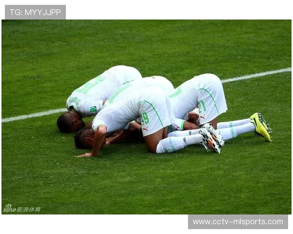 红河队王野扳平比分后高举外公遗像，足球超越胜负